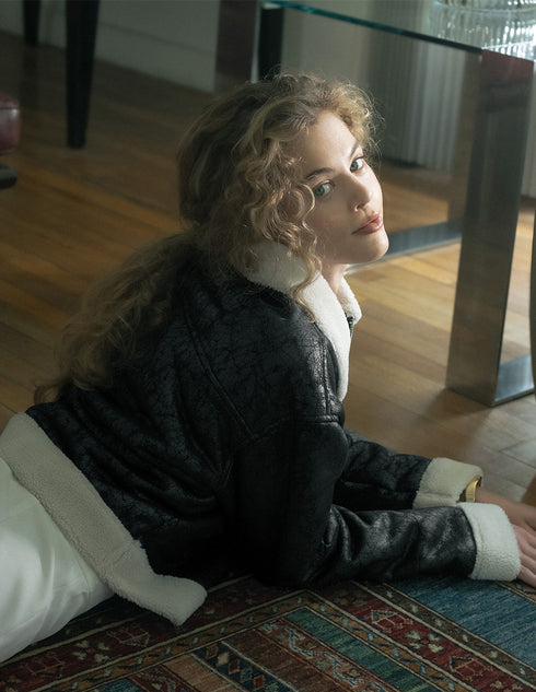 Chamarra Negra NINE WEST con borrega en cuello, puños y cadera.